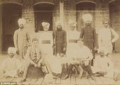 Charles Stooks (bal oldalon ülve), egy munkatársa és szolgáik Indiában, 1898-ban
