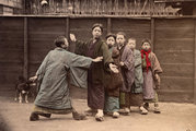 A kotoro nevű játékot játszó japán gyermekek
