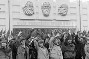 „Vidáman” ünneplő tömeg egy Kádár-kori felszabadulási ünnepségen