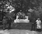 Anonymus szobránál 1907-ben
