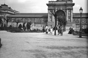 Látogatók az Iparcsarnok előtt (1916)