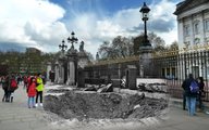 1940. szeptember 4. Egy hatalmas kráter keletkezett, valamint a Buckingham Palota kerítése is megrongálódott, miután egy, az előző napi légitámadás során ledobott német bomba felrobbant