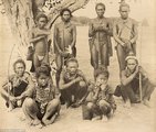 Egy burmai törzs tagjai pózolnak egy csoportképen az 1880-as években