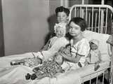 A beteg kislánynak testvére egy egész babagyűjteményt hozott be a washingtoni kórházba (1931)