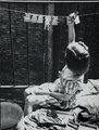 Egy kislány a babruhákat is kiteregeti (1935 körül)