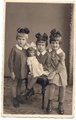Három litván lánytestvér egyetlen babával (1937)