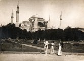 Pózolás a Hagia Sophia előtt (1937) <br /><i>Fortepan</i>
