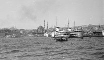 Bogaz hajóállomás, középen a Yeni (Valide szultán) mecset, jobbra a Galata híd (1965) <br /><i>Fortepan</i>
