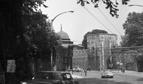 Alemdar utca, jobbra a Gülhane-park bejárata (1965) <br /><i>Fortepan</i>