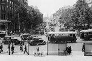 A Rue Royale a Madeleine-templom felől, háttérben az Obeliszk, a Nemzetgyűlés épülete és az Invalidusok templomának kupolája 1931-ben  <br /><i>MZSL/Ofner Károly, Fortepan</i>