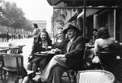 Az Avenue des Champs-Élysées, háttérben a Diadalív 1937-ben  <br /><i>Fortepan</i>