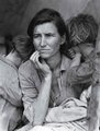 Dorothea Lange fotója egy otthonából a nagy gazdasági világválság idején elvándorolni kényszerülő családról (1936) <br /><i>Fotó: Time.com</i>