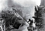 Jevgenyij Haldej: A szovjet zászló kitűzése a Reichstagra <br /><i>Fotó: Time.com</i>