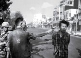 Eddie Adams: A dél-vietnámi Nemzeti Rendőrség dandártábornoka, Nguyon Ngoc Loan, amint épp kivégez egy Vietkong tisztet 1968-ban, <br /><i>Fotó: Time.com</i>