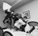 Harry Benson: A párnacsatázó Beatles 1964-ben <br /><i>Fotó: Time.com</i>