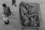 James Nachtwey: Éhező szomáliaiak 1992-ben <br /><i>Fotó: Time.com</i>