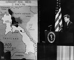 Kennedy elnök egy Délkelet-Ázsiát mutató, 1961-es CIA-térkép mellett