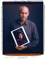Steve McCurry ikonikus képe egy 17 esztendős afgán lányról (1984), akinek portréja 1985 júniusában a National Geographic címlapjára került