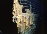Az egyes becslések szerint 2035-re a vasevő baktériumok miatt összeomló Titanic orra