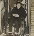 Churchillt 1931-ben New Yorkban pedig elütötte egy autó, mert elfelejtette, hogy az USA-ban jobbkezes közlekedés van. A képen lábadozás közben látható