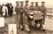 Cleo Hearn egy katonai temetésen