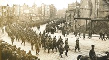 Német katonák masíroznak be egy elfoglalt városba