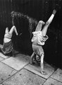 Kézenállás a londoni Southam Streeten (1956)