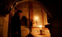 Egy ortodox pap a felújított szentély belsejében