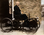 Az idős Henry Ford a T-modellben ülve