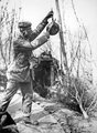 Német katona ütöget egy felfüggesztett serpenyőt, így figyelmeztetve társait a gáztámadásra
