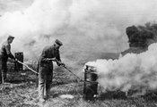 Német katonák használják ki a széljárást, hogy harci gázt engedjenek ki a palackokból