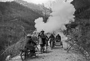 Gázlövedék-robbanás egy úttorlasznál az olasz fronton. 1916 körül