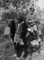 Német propagandafotó egy gázmaszkot viselő lovasról. A lovak elé nedves szénával töltött abrakos tarisznyát kötöttek, hogy így védjék őket a gáztámadás káros hatásaitól