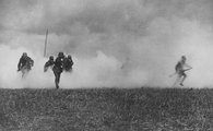 Német tiszt vezeti a brit lövészárkok felé embereit az általuk a nehezebb azonosíthatóság érdekében kiengedett foszgénfelhőben. 1916 körül