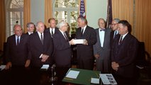 Az Earl Warren főbíró vezette vizsgálóbizottság átnyújtja eredményeiket Lyndon B. Johnson elnöknek