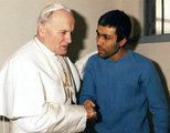 II. János Pál és merénylője kézfogása a börtönben