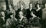 A Dsida-család (Dsida Jenő a hátsó, álló sorban jobbról a második)