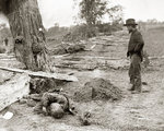 Az uniós sereg katonájának sírja mellett egy konföderációs katona fekszik az antietami csata után
