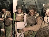 A 101. légiszállítású hadosztály katonái teljes menetfelszerelésben egy C-47-es teherszállító repülőben, nem sokkal azt követően, hogy 1944. augusztus 5-én felszállítak a RAF angliai Upottery faluban található légi bázisáról, és elindultak Normandia felé