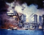 A USS West Virginia lángokban a japánok Pearl Harbour elleni támadása során, 1941. december 7-én
