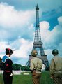 Egy francia tengerész és két amerikai katona az Eiffel-toronyt nézi Párizs felszabadítását követően 1944 szeptemberében