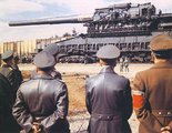 Adolf Hitler náci tisztek társaságában megtekinti a „Nagy Gusztávot”, a valaha épített legnagyobb tüzérségi ágyút. A 47 m hosszúságú üteg 7 tonnás lövedékekkel tudta bombázni az ellenséget.