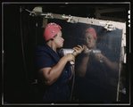 Egy Tenessee állambeli hadiüzem női dolgozója munka közben 1943 februárjában