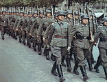 Német katonák masíroznak Párizs utcáin