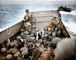 Amerikai katonák közelítenek a normandiai partok felé 1944. június 6-án, a D-Day során