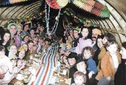 Londoni családok ünneplik a karácsonyt 1940-ben egy föld alatti óvóhelyen