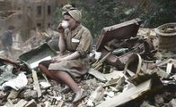 Egy nő teázik a romonok a Blitz idején