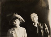Sir Arthur Conan Doyle felesége, Jean Conan Doyle társaságában