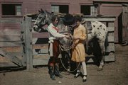 Egy cowgirl megmutatja húgának, hogyan kezelje a köteleket egy 1928-ban, Forth Worth-ben rendezett rodeón