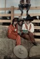 Két nő és egy férfi csodálja meg egy, az 1928-ban, San Antonióban rendezett rodeón eladásra kínált cowboycsizma legújabb változatát